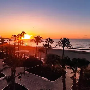 https://estepona-primera-linea-de-playa-estepona.1costadelsol.com